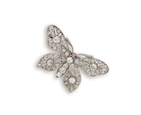 abdomen and thorax set with old European brilliant cut diamonds, diameter from 3.1 to 4.2mm, pierced diamond set wings (one d