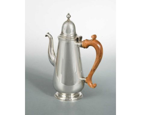 mark of Ian Clive Powsey, London 1974, in the Georgian style, the part marked and domed cover with urn shaped finial, scrolle