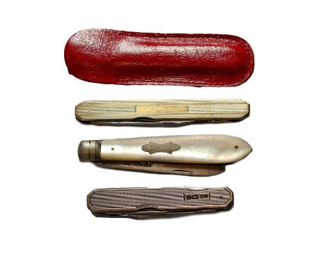 A 9 carat gold ring, finger size J; an enamel heart pendant; a brooch; and three pen knivesRing - 3.3 grams.