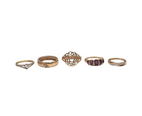 9ct gold rings (tested) and hallmarked of assorted styles, to include a vintage five stone amethyst ring size T, a 1/4 diamon