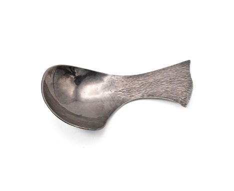 Graham Watling (Lacock) silver caddy spoon of unusual form, hallmarked London 1982, maker Graham Watling, weight 42 grams.