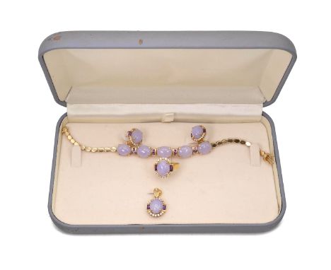 Gold and purple jade jewellery (boxed set) to comprise: 18ct gold ring, size P, set with purple jade surrounded by diamonds w