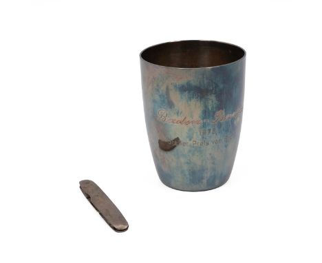 Continental sterling silver beaker with inscription, dated 1978; and a silver penknife case (blades missing), gross weight 91