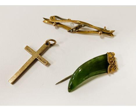 9CT GOLD CROSS BROOCH &amp; A JADE BROOCH - CROSS &amp; BROOCH WEIGH 2.9 GRAMS APPROX