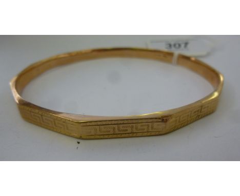 A 9ct gold bangle with engine turned decoration       11