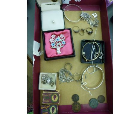 Jewellery and collectable items: to include a silver bangle with bright-cut decoration  Birmingham 1976        CS