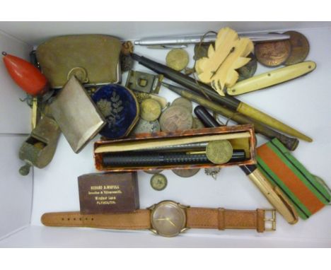 Coins, pens and trinkets: to include a silver vesta case with engine turned decoration  Birmingham 1928        CS