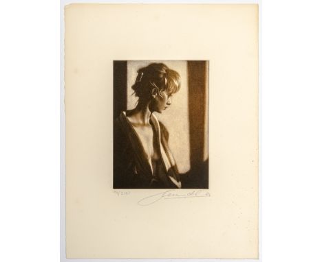 Handel, Peter   (*1949)  Farbradierung. Junge Frau im Seitenlicht. l.u. num. 16/200, r u. sign. U. dat "94", 19,5 x 14,5 cm  
