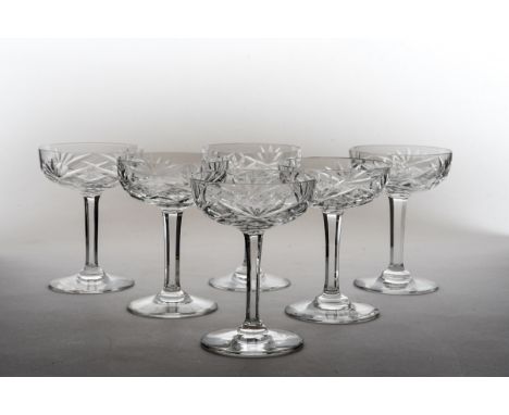 Saint- Louis, Satz von 6 Champagnerschalen, Modell "Chantilly" Farbloses Kristallglas, geschliffen. Unter dem Stand Firmen-Ät
