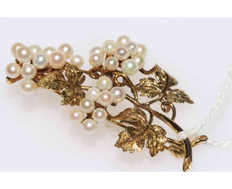 9 carat gold and seed pearl grape vine brooch, boxed.