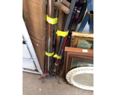 2 BUNDLES OF GARDEN TOOLS