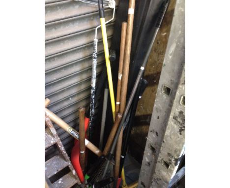 A QUANTITY OF GARDEN TOOLS