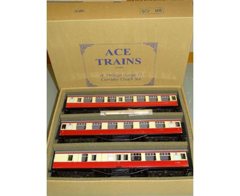 O GAUGE: AN ACE TRAINS TINPLATE BR MARK 1 CORRIDOR COACH SET 'THE ELIZABETHAN' COMPLETE WITH UNUSED NAMEBOARDS - E IN VG/E BO