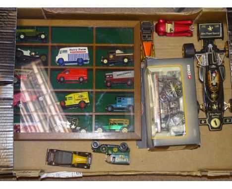 A MIXED TRAY OF DIECAST to include A DISPLAY CABINET WITH A QUANTITY OF LOOSE LLEDO AND YESTERYEARS, A BOXED CORGI CLASSICS T