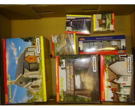 A SELECTION OF HORNBY SKALEDALE BUILDINGS to include a ST ANDREW'S CHURCH TOGETHER WITH A BACHMANN SCENECRAFT - VG in G boxes