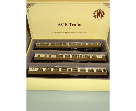 O GAUGE: AN ACE TRAINS TINPLATE GWR HAWKSWORTH/COLLETT COACH SET 'CHELTENHAM SPA EXPRESS' - E IN VG/E BOX