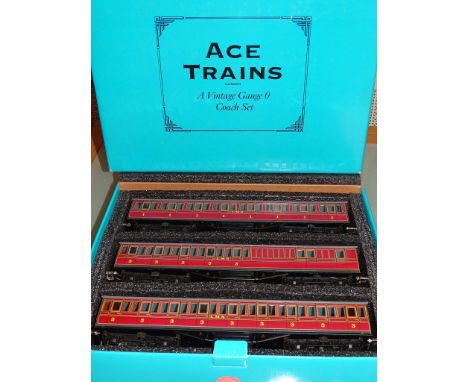 O GAUGE: AN ACE TRAINS C/1 TINPLATE NON-CORRIDOR STOCK COACH SET IN LMS MAROON LIVERY AS LOTTED - E IN VG BOX