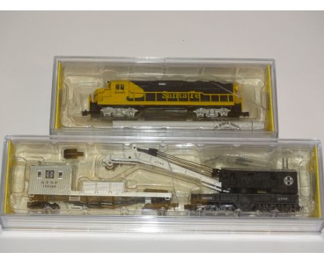 A PAIR OF BACHMANN N GAUGE AMERICAN OUTLINE MODEL RAILWAY ITEMS to include a 63552 - GP-40 SANTA FE DIESEL LOCOMOTIVE (YELLOW