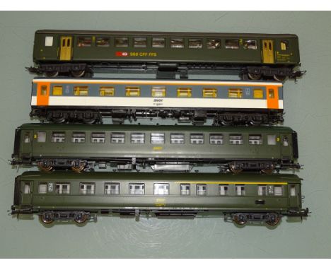 HO GAUGE: A GROUP OF FRENCH OUTLINE SNCF COACHES BY ROCO AND PIKO together with a SWISS LIMA COACH - G/VG (UNBOXED) (4)