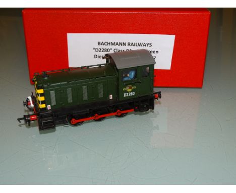 OO GAUGE RAILWAYS: A BACHMANN D2280 CLASS 04 DIESEL LOCOMOTIVE IN GREEN - G (SOME DAMAGE TO HAND RAILS) IN COLLECTOR'S BOX