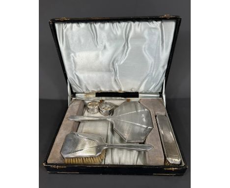 Silver Art Deco vanity set to include mirror, 2 brushes and a comb (which has lost its teeth) Birmingham 1932; silver napkin 