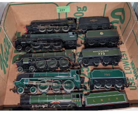 Five Hornby 00 locomotives with associated tenders, Sandwich 60039, Sir Lavaine 773, Manchester United 2862 etc.