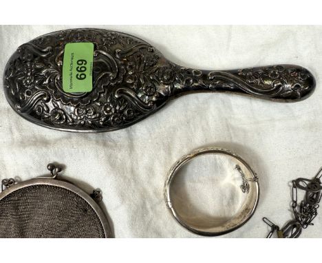 A hallmarked silver mesh coin purse, Chester hallmarked bangle, 177.6gms, 5.7oz, a white metal link chain and a white metal b