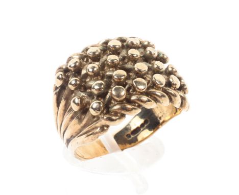 A 9ct gold gentleman's ring, size P, 9g. 