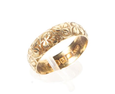 An 18ct gold wedding band, Size R, 4.9g. 