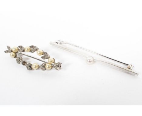 A 9ct white gold bar brooch set with single pearl together with an unmarked white metal pearl set wreath brooch. 2.8g.