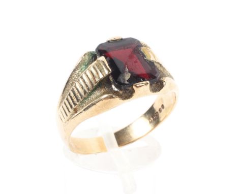 A 9ct gold and garnet set gentleman's ring, Size P. 5.8g. 