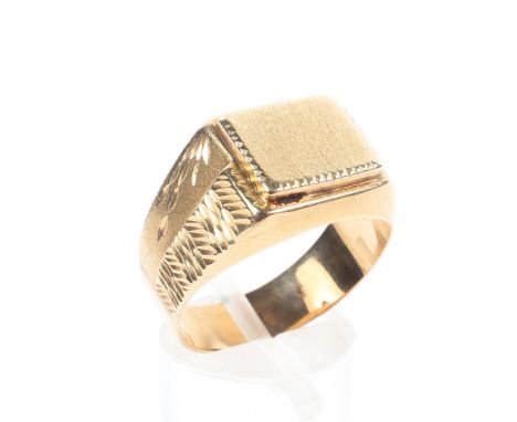 A yellow metal gentleman's signet ring with worn marks. 4.9g. Size T.
