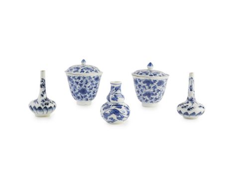 ASSEMBLED GROUP OF BLUE AND WHITE PORCELAINQING DYNASTY, KANGXI PERIOD OR LATER comprising: a pair of 'floral' tea cups and c