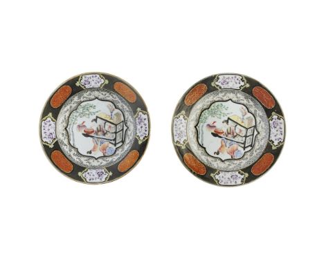PAIR OF GRISAILLE-DECORATED FAMILLE ROSE DISHESYONGZHENG PERIOD painted to the interior with a barbed octafoil cartouche depi