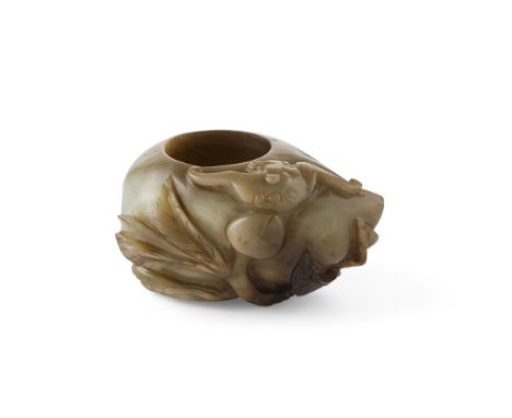 CARVED HARDSTONE PEACH-FORM BRUSHWASHERQING DYNASTY, 19TH CENTURY naturalistically carved in the form of a peach borne on bun