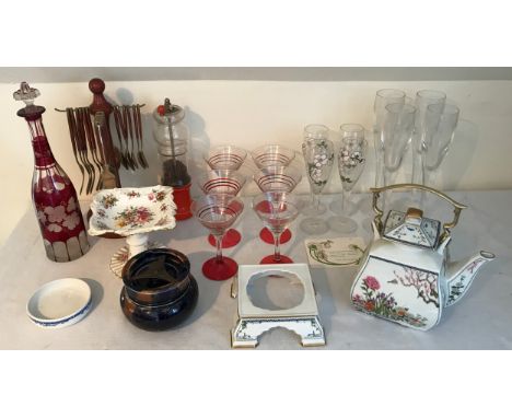 A mixed lot to include 4 John Rocha Waterford champagne flutes, 4 Perrier-Jouet champagne glasses, 6 cocktail glasses, Japane