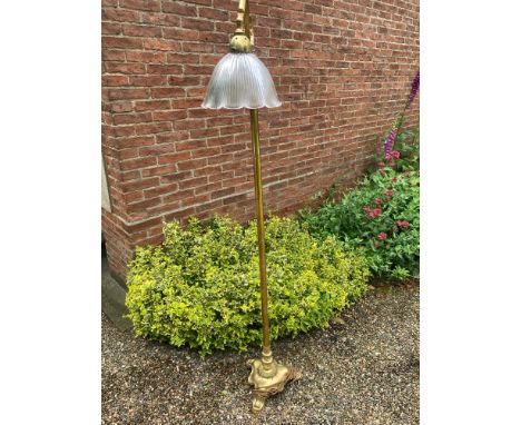 A good quality Edwardian brass standard lamp with clear glass shade. 167cms h.Condition ReportGood condition.