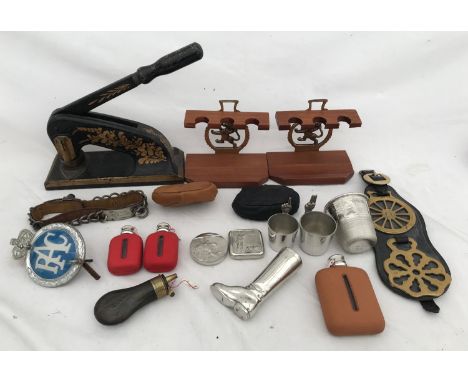 A mixed lot to include horse brass pipe stands, stamp embosser, small hip flasks, silver plate spirit cups, one thimble full,