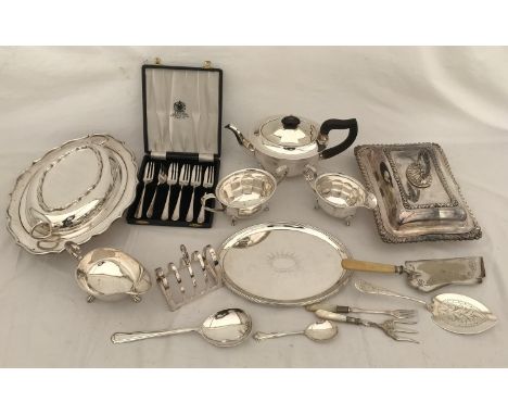 A selection of silver plated ware to include a 3 piece Viners tea set, serving dishes, fork set, small oval tray 24.5cms, toa