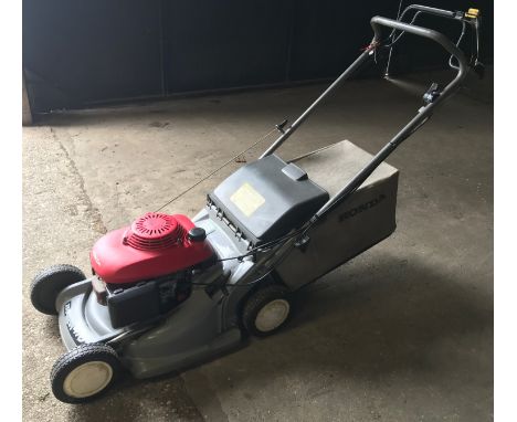 A Honda RB476C petrol lawnmower.Condition ReportUsed working condition. Paint loss to handle, rust to engine front, part stic