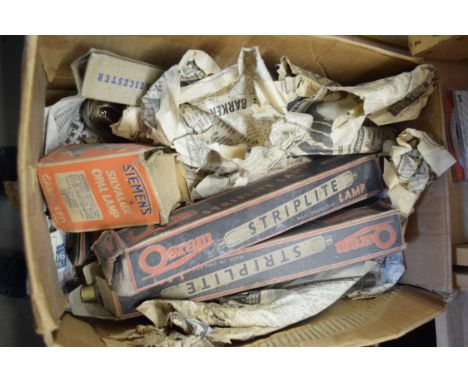 BOX OF VINTAGE LIGHT BULBS