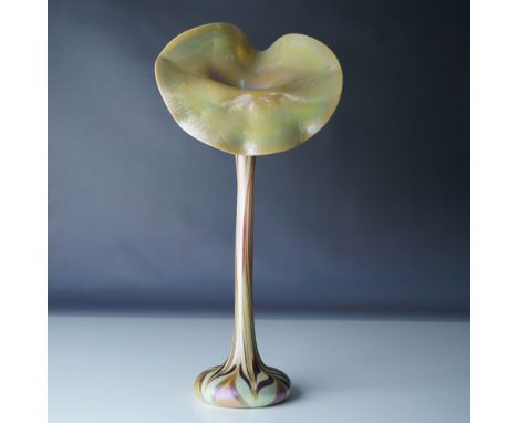 This exquisite Lundberg Studios Jack in Pulpit vase showcases the studio's renowned craftsmanship and artistic excellence. St