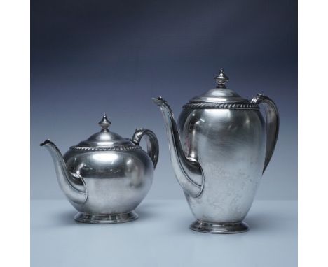 Elegant Oneida Ltd. Fiesta silverplate coffee and tea set, featuring a classic streamlined design with decorative finials and