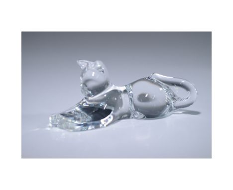 Regal Baccarat crystal cat figurine in a reclining pose, showcasing the brand's renowned craftsmanship and clarity. The figur