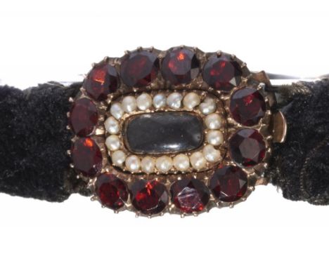 A GARNET AND SPLIT PEARL MOURNING SLIDE, EARLY 19TH C in gold, 18 x 14mm, 5.4g++Good condition