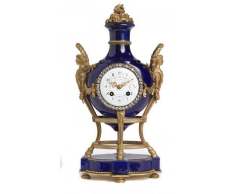 A FRENCH ORMOLU MOUNTED SEVRES STYLE BLUE GLAZED VASE SHAPED MANTEL CLOCK IN LOUIX XVI STYLE, EARLY 20TH C the enamel dial pa