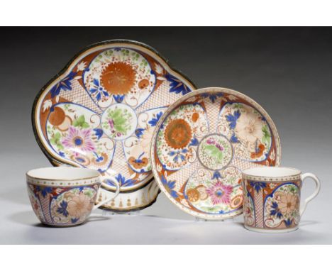 A PINXTON JAPAN PATTERN TRIO AND SHELL SHAPED DESSERT DISH, 1796-1813  pattern 342, the dish with black enamel rim, dish 20cm