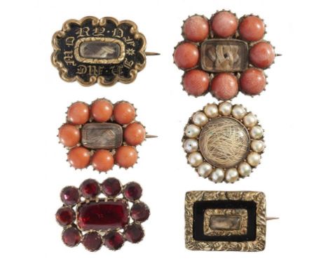 FIVE GOLD MOURNING BROOCHES AND ANOTHER, ALL ENGLISH, EARLY 19TH C comprising enamel, coral, split pearl and foiled garnet ex