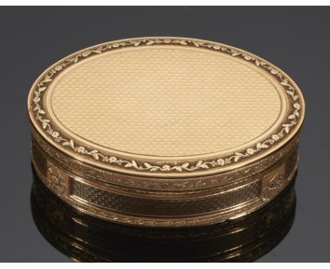 A FRENCH THREE COLOUR GOLD SNUFF BOX, PARIS 1798-1809 the sides with tablets of fruit filled basket and garden rake, 6.5cm w,
