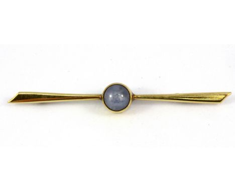 An 18ct yellow gold star sapphire set bar brooch, L. 7cm.